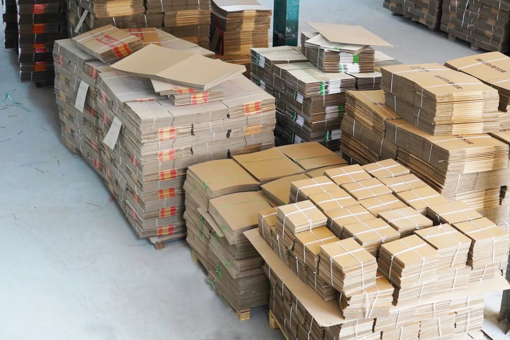 Kartonverpackung ausschneiden