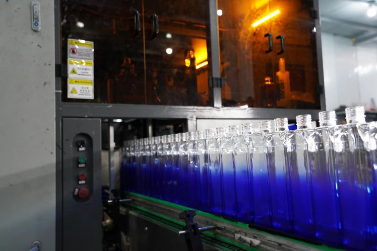 Farbverlauf-Sprühfarbe in Glasflasche