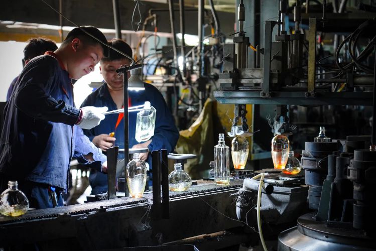 Herstellung von Glasflaschen in großen Mengen